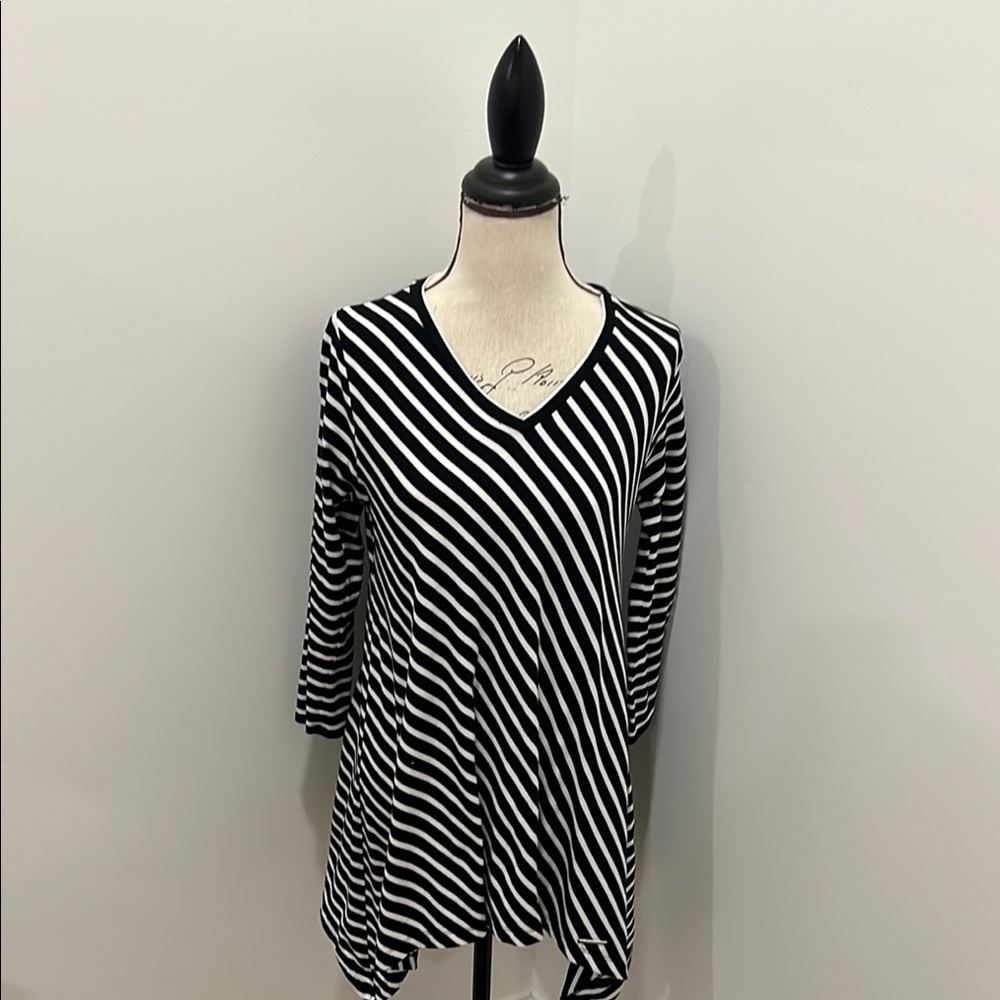 Anne Klein Black and White Relaxed 3/4 Sleeve Tunic